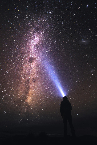 Silhouette sous les étoiles